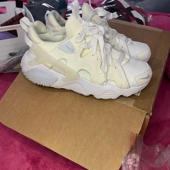X SOLD X Nike off white Huaraches- worn one time - Picture 4 of 9